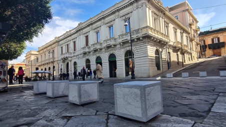 Completato il posizionamento della prima tranche dei nuovi arredi urbani sul Corso Garibaldi La seconda tranche sarà ultimata nelle prossime settimane dopo il passaggio della processione per il rientro del quadro della Madonna della Consolazione