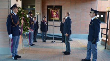 Questura di Catanzaro: una corona di alloro per ricordare i caduti della Polizia di Stato La celebrazione si è svolta nella massima sobrietà, alla presenza del Questore, dott. Maurizio Agricola