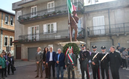 Scido, Inaugurazione Monumento ai caduti Per il primo cittadino questi eventi vanno ricordati “con dei segni tangibili e l’inaugurazione dell’opera del maestro Cosimo Allera arricchirà il patrimonio artistico contemporaneo della cittadina di Scido”