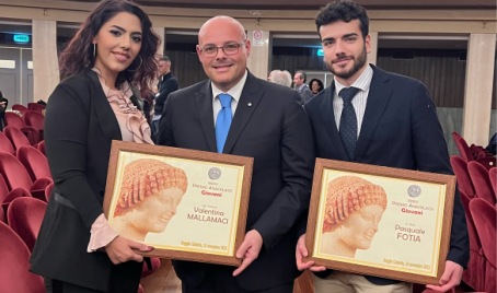 Premio Anassilaos a due giovani studiosi reggini Entrambi, laureati con Lode in Economia, ora al terzo anno del Dottorato di Ricerca in Economia e Metodi Quantitativi, presso il Dipartimento di Giurisprudenza, Economia e Scienze Umane dell’Università “Mediterranea” di Reggio Calabria