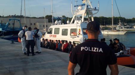 Fermati 7 scafisti ritenuti responsabili di due sbarchi di immigrati nel Reggino Nei fatti, 5 di questi, tutti di nazionalità egiziana, sono stati fermati in relazione allo sbarco di 263 migranti, giunti a bordo di un peschereccio di circa 25 metri