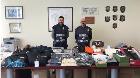 Sequestrati in Calabria centinaia di capi di abbigliamento di note griffe contraffatti, provenienti dalla Bulgaria La scoperta è avvenuta durante un controllo stradale nei confronti di un cittadina calabrese alla guida di un'auto di grossa cilindrata