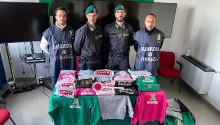 Maxi sequestro in Calabria di oltre 390 mila addobbi non conformi, oltre ad armi e merce contraffatta Un ultimo intervento eseguito presso una sala giochi, volto alla verifica del regolare adempimento delle disposizioni in materia di giochi e scommesse, ha permesso di constatare la presenza di 16 apparecchiature che consentono attività di gioco attraverso connessioni telematiche, prive di qualsivoglia titolo autorizzativo