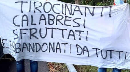 Tirocinanti ministeriali calabresi, “Dopo anni di tirocinio siamo stati lasciati a casa da oltre un anno e in piena difficoltà economica” La procedura concorsuale (rimessa al Formez) richiesta per una nostra contrattualizzazione è diventata un dilungarsi e ingiustificato calvario per la nostra salute