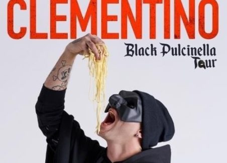 Grande evento a Cinquefrondi, ospiterà una data del black Pulcinella tour del cantante e rapper Clementino L'artista napoletano, già premiato con un disco d'oro nel 2013 e vincitore dei wind music awards, si esibirà presentando i brani del nuovo album, ma anche riproponendo i grandi successi del suo repertorio