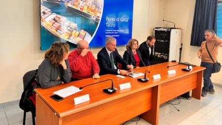 Gioia Tauro, Conferenza sulla programmazione infrastrutturale del presidente Autorità Portuale Andrea Agostinelli È stato un anno intenso, ricco di traguardi segnati, ma soprattutto di lavori avviati a sostegno dei porti della circoscrizione portuale dell’Ente