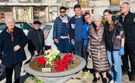 La bellezza splende sulla balconata di Bellavista grazie alle stelle di Natale piantate dai pazienti del Centro Diurno per Demenze Un gesto d’amore per la città di Catanzaro, ma soprattutto un’attività di integrazione promossa dall’Associazione Ra.Gi., accompagnata da un gruppo di studenti ribattezzatisi Dementia Boys