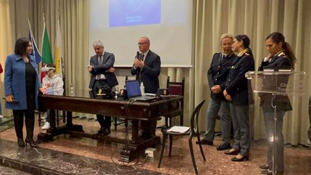 Versace alla presentazione dei calendari della Polizia di Stato: “Grazie a chi quotidianamente lavora al servizio della nostra comunità” Il sindaco ff della Città Metropolitana al fianco del Questore Bruno Megale ha preso parte alla presentazione dei nuovi calendari nell'aula magna del Liceo Classico Tommaso Campanella