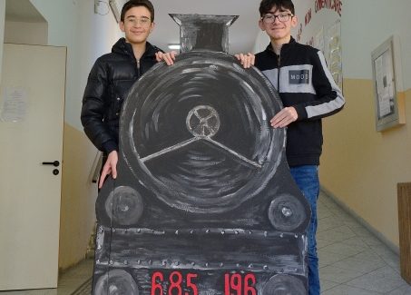 Dalla Scuola Secondaria di I grado di Molochio parte “Un treno per la Memoria” Per l’occasione, il corridoio della scuola si è trasformato in una vera e propria stazione ferroviaria e su binari speciali, capaci di sincronizzare il presente con il passato, a viaggiare non è stato un treno qualunque, ma “un treno umano”