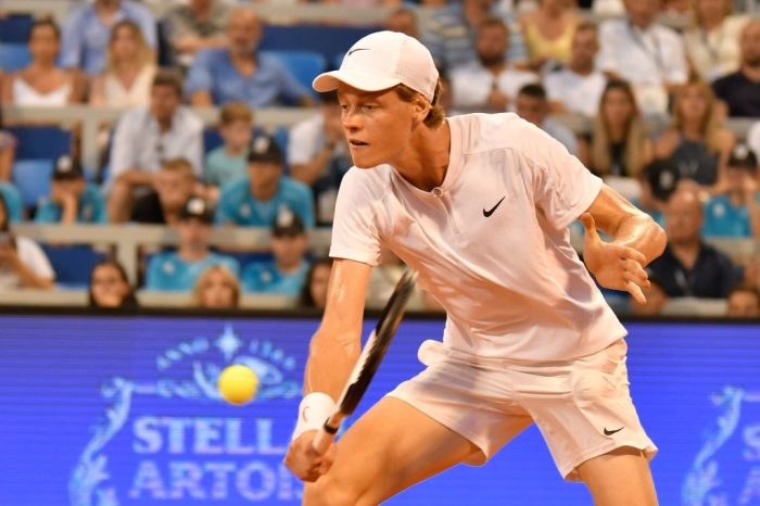 Sinner si ferma agli ottavi degli Australian Open, vince Tsitsipas