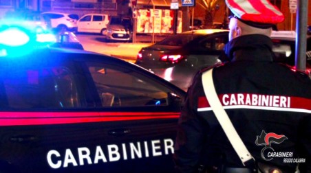 Operazioni dei carabinieri nella Piana, un arresto e 5 persone denunciate Durante un controllo un uomo è stato sorpreso in possesso di una mannaia artigianale, di un’accetta e quindici coltelli posti all’interno del bagagliaio dell’auto 