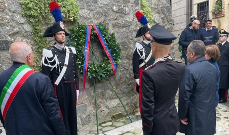 63° anniversario della morte del Carabiniere Scelto Pasquale Camarda L’Arma dei Carabinieri ha voluto ricordare il militare caduto con la deposizione di una corona di alloro presso il largo intitolato al caduto a San Giorgio Morgeto