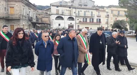 Il presidente del consiglio regionale Mancuso a Badolato per la cerimonia di consegna della bandiera de “I borghi piu’ belli d’italia” Considero la vicenda del borgo di Badolato esemplare, per la Calabria e la filiera dei piccoli borghi italiani che, soprattutto nell’entroterra, vivono una difficile condizione di abbandono