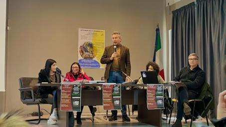 Presentazione del libro “Cerco la Vita: le emigrazioni ieri, oggi e… domani” lla presentazione erano presenti il dirigente scolastico dell’istituto, l’Ingegnere Antonello Scalamandrè, che ha introdotto con i suoi saluti l’evento, la Professoressa Alessandra Corrado, docente di Sociologia delle Migrazioni presso l’Unical e il Dottor Enzo Infantino, scrittore e attivista dei Diritti Umani