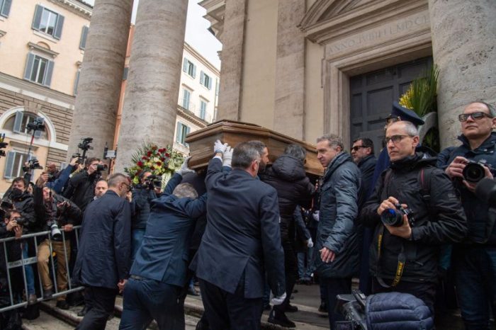 A Roma l’ultimo commosso saluto a Maurizio Costanzo