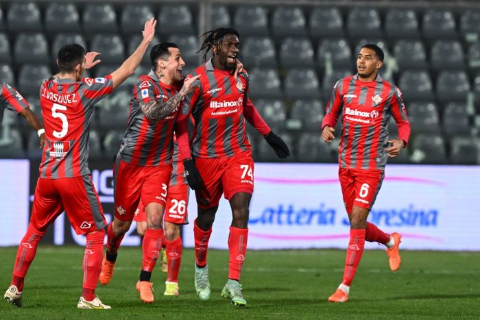 Prima vittoria per la Cremonese, 2-1 sulla Roma