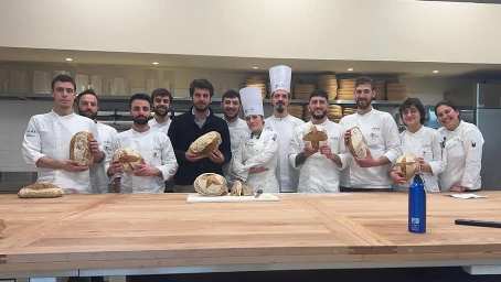 Stefano Caccavari approda all’ALMA con le farine Mulinum Innumerevoli le sperimentazioni che, quotidianamente, vedono impegnati gli appassionati fornai e pizzaioli del team Mulinum, che, tra Calabria e Toscana, sfornano sempre più delizie genuine ispirate alle ricette dell’antichità