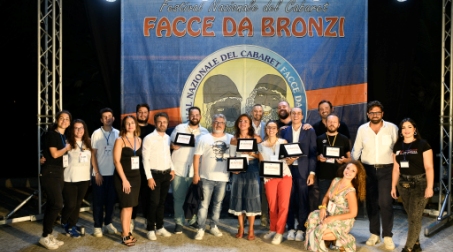 Riparte il concorso artistico del Festival nazionale del cabaret “Facce da bronzi” – 9° edizione La nona edizione del Festival, come nelle edizioni passate, sarà articolata in due periodi diversi prevedendo: spettacoli e diverse iniziative collaterali a carattere culturale da realizzare nella città di Reggio Calabria e di Lamezia Terme