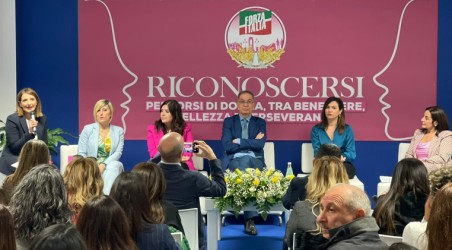 Forza Italia, “Riconoscersi: Percorsi di donna tra benessere, bellezza e perseveranza” La mattina è stata all’insegna della medicina, della prevenzione, della cura della persona e dell’estetica, grazie alla partecipazione di autorevoli professionisti dei settori coinvolti