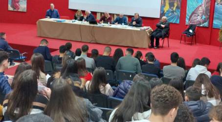 L’Associazione progetto “Città della Piana” con gli studenti del “Piria” di Rosarno Un appuntamento importante per l’Associazione della Piana che ha avuto modo di confrontarsi con una della più importante realtà scolastica a livello Regionale