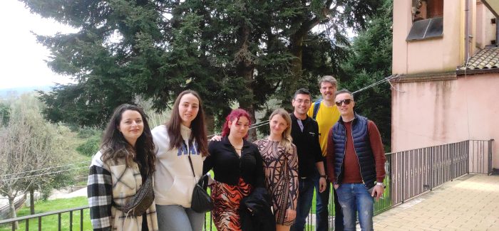 La Piana di Gioia Tauro protagonista di Erasmus+ Al via la visita preparatoria per lo scambio giovanile di giugno. A Polistena, ragazze e ragazzi da vari paesi europei si incontrano dal 24 al 26 marzo per organizzare Stay Human!