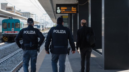 Gioia Tauro, fermato dalla Polizia ferroviaria un uomo con mandato di arresto europeo L’uomo è stato fatto scendere dal treno e consegnato per ulteriori verifiche al personale del Posto Polfer di Paola che ha proceduto al suo arresto