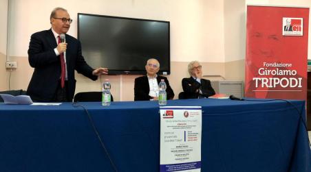 Polistena, ricordato il sen. Girolamo Tripodi a cinque anni dalla scomparsa Si è svolto a Polistena nei locali della Scuola Media “Francesco Jerace” l’incontro con gli studenti, promosso congiuntamente dalla Fondazione Girolamo Tripodi e dall’Istituto Comprensivo “Francesco Jerace”