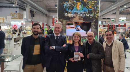 Buona la prima per la Metrocity a Cibus, al via una settimana intensa ricca di iniziative di promozione territoriale Presenti allo stand di Palazzo Alvaro i Consiglieri delegati al Turismo e alle Attività Produttive Giuseppe Ranuccio e Domenico Mantegna che hanno accompagnato gli operatori della Città Metropolitana