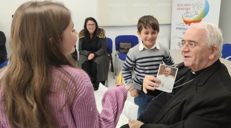 Il Vescovo Milito accoglie in curia i bambini di Taurianova con genitori in cielo E consegna la Croce inviata per loro dal Papa