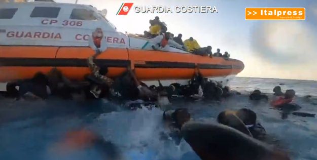 Immigrazione, 35 imbarcazioni soccorse e 3 naufragi