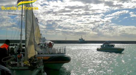 Arrestati degli scafisti in Calabria che avevano condotto un’imbarcazione con 40 migranti Le attività di soccorso, avvenute sotto il coordinamento dell’Autorità Marittima, sono state rese complicate dalle difficili condizioni meteo-marine; l’imbarcazione con il suo carico umano è stata condotta nel porto di Crotone, ove le due forze operanti hanno consegnato i migranti alle Autorità preposte all’accoglienza