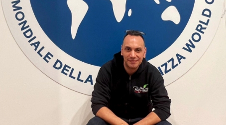 Ottimo risultato per il pizzaiolo Marco Carrozza al Campionato Mondiale della Pizza di Parma Prima volta presente ad una competizione internazionale e grandissimo risultato ottenuto da Marco Carrozza, pizzaiolo titolare di “Basilicò” a Gioiosa Jonica, che conquista la 44esima posizione su oltre 700 partecipanti