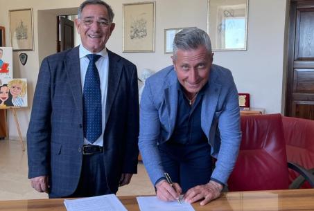 Il Corecom vicino ai cittadini: inaugurato il punto di accesso “ConciliaWeb” di Taurianova Per dare supporto fisico e concreto nelle controversie con i gestori dei servizi di telefonia, internet e pay-TV (indennizzi, rimborsi, storno di somme non dovute, chiusura di contratti, blocco pratiche recupero crediti)