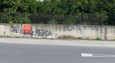 Nuove minacce a Klaus Davi sui muri di Reggio Calabria Un inquietante graffito è apparso nei giorni scorsi sulle mura che circoscrivono la rotonda della zona nord di Reggio Calabria, un luogo particolarmente trafficato, situato proprio all'imbocco dell'autostrada Salerno-Reggio Calabria