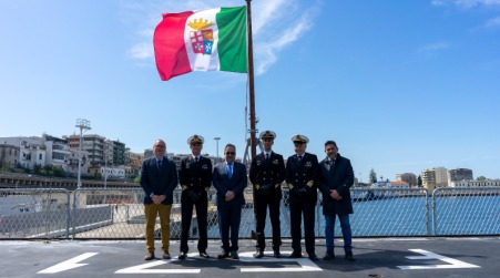 L’omaggio di Reggio Calabria alla nave militare Grecale della Marina Militare Italiana I Sindaci facenti funzioni della Città Metropolitana, Carmelo Versace, e del Comune di Reggio Calabria, Paolo Brunetti, insieme al Prefetto, S.E. Massimo Mariani, ed al Comandante della Direzione Marittima, Capitano di Vascello Giuseppe Sciarrone, hanno accolto questa mattina al porto di Reggio Calabria l'approdo della nave militare impegnata nell'ambito dell'esercitazione Mare Aperto 2023