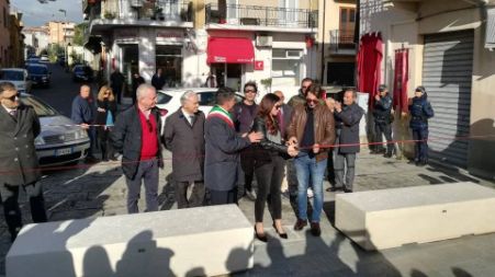 Inaugurata dall’Amministrazione comunale la nuova piazza di Ravagnese, intitolata all’imprenditore Antonino Fascì L'intervento di rigenerazione urbana, finanziato con i Patti per il Sud, nell'ambito del masterplan "15 Agorà per 15 quartieri", ha previsto il rifacimento totale della pavimentazione, l'abbattimento delle barriere architettoniche, una nuova illuminazione ed il rinnovo degli impianti elettrici ed idraulici