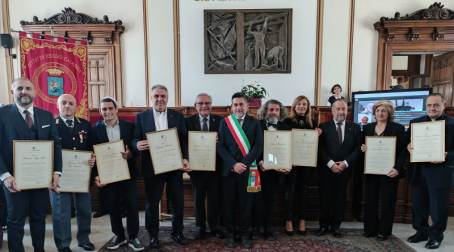 A Reggio Calabria si rinnova la tradizione del San Giorgio d’Oro, nell’aula consiliare del Palazzo Municipale consegnate undici benemerenze Il sindaco facente funzioni Paolo Brunetti ha conferito le tradizionali onorificenze alle personalità che si sono distinte in campo professionale, civile e sociale