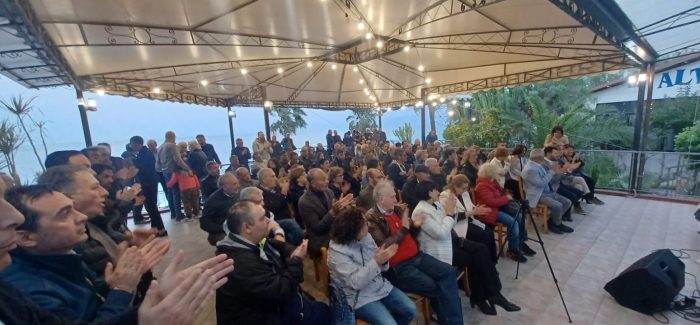 Presentato a Lazzaro il libro di Mimmo Lucano sul “Modello Riace” La presentazione è stata caratterizzata da una grande ed attenta partecipazione del pubblico al dialogo tra i due  ospiti: Mario Oliverio, ex Presidente della Regione Calabria e autore del capitolo “Cristo si è fermato ad Eboli ed è risorto a Riace”, presente all'interno del libro, e Mimmo Lucano, ex Sindaco di Riace