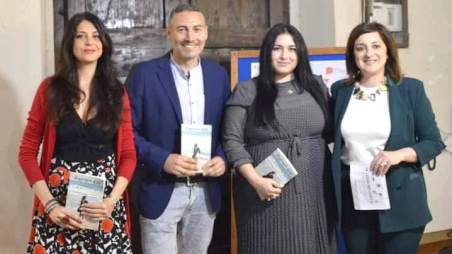 Gioia Tauro, strepitoso successo del romanzo “Raggiungimi oltre” di Giuseppe Mancini Sensazionale presenza di pubblico che ha gremito in ogni ordine di posto la sala. La presentazione è inserita nel programma del "Maggio dei libri" organizzato dall'amministrazione comunale gioiese