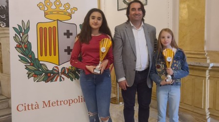 Accolte a Palazzo Alvaro Matilde Malara e Anna Chiara Chirico, campionesse regionali di Karate Il Consigliere metropolitano delegato allo Sport Giovanni Latella ha consegnato due coppe al merito alle due giovani atlete della società Fortitudo 1903