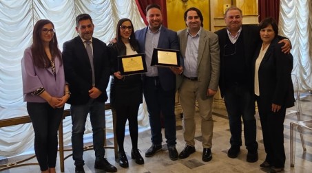 Ricevuti a Palazzo San Giorgio Filippo e Monica Neri, i due fratelli reggini campioni del mondo di Tiro a Palla Ad accoglierli nel Salone dei Lampadari Italo Falcomatà, il sindaco facente funzioni Paolo Brunetti insieme all'Assessora Angela Martino ed al Consigliere delegato allo Sport Giovanni Latella