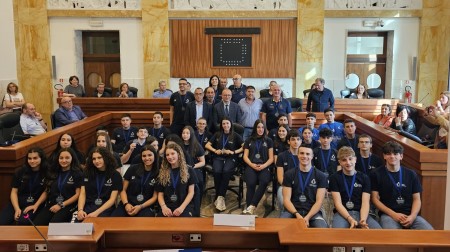 Ricevuti a Palazzo Alvaro i giovani campioni del Volley reggino: consegnate le medaglie ai vincitori del Trofeo dei Territori 2023 L'incontro si è aperto con un minuto di raccoglimento per la pallavolista, recentemente scomparsa, Dina Kackalova Yasakova, ex atleta della Nazionale russa ormai reggina di adozione. I complimenti del Sindaco facente funzioni Carmelo Versace e del Delegato Giovanni Latella ai ragazzi premiati: "Non smettete mai di divertirvi"