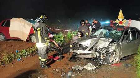 Ancora un tragico incidente stradale in Calabria con un moto e quattro feriti Nello scontro tra due auto è morto un 23enne, mentre quattro feriti sono stati estratti dalle vetture e trasportati in ospedale