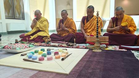 A Palazzo Alvaro torna la tradizione del mandala tibetano, domani lunedì 8 maggio la cerimonia di apertura Nella Sala Boccioni del Palazzo della Città Metropolitana, a partire dalle ore 9.00 di domani, i monaci buddhisti saranno impegnati in una cerimonia antica e suggestiva, per la realizzazione del mandala, una delle massime espressioni artistiche della tradizione spirituale del Tibet