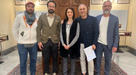 Una “chiamata alle arti” per il Comune di Reggio Calabria: sottoscritta la convenzione con l’Accademia A firmare l'accordo di collaborazione il sindaco facente funzioni del Comune Paolo Brunetti ed il Direttore dell'Accademia Pietro Sacchetti. Presente l'Assessora comunale alla Cultura Irene Calabrò che ha promosso la sinergia con il polo artistico cittadino