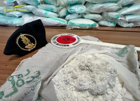 Arrestato corriere della droga calabrese con 85kg di cocaina all’interno di un mezzo che trasportava insaccati e surgelati Erano le prime ore della mattina quando i baschi verdi del 2° Nucleo Operativo Metropolitano hanno fermato un auto-articolato all’uscita dell’Interporto di Bologna