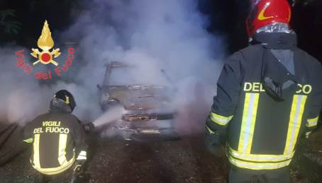 Incendiata un’auto in Calabria, indagini in corso La vettura era parcheggiata bordo strada in prossimità del condominio dove risiede la proprietaria