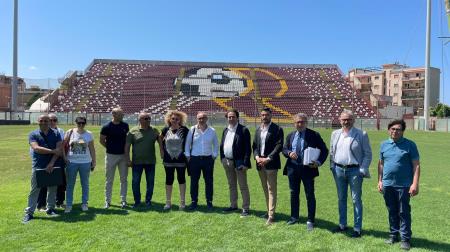 Al via i lavori per l’efficientamento energetico e l’implementazione del sistema d’illuminazione dello Stadio Oreste Granillo La soddisfazione del Consigliere delegato allo Sport Giovanni Latella che, insieme al Consigliere Carmelo Romeo ed ai tecnici dell'Amministrazione, ha incontrato i rappresentanti dell'impresa che eseguirà l'intervento. I lavori, della durata complessiva di 5 mesi, non inficeranno in alcun modo il consueto svolgimento delle gare casalinghe della Reggina