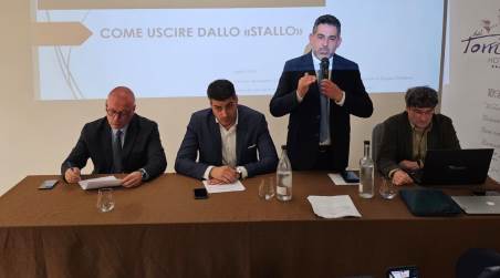 Aeroporto dello Stretto, Versace e Brunetti: “A Sacal anche troppa fiducia. Ora il tempo è scaduto, serve nuova gestione” I sindaci facenti funzioni della Città Metropolitana e del Comune di Reggio Calabria intervengono sulla querelle relativa al rilancio dell'Aeroporto dello Stretto alla conferenza stampa del Parlamentare Riccardo Tucci che ha illustrato l'interrogazione parlamentare presentata al Ministro delle Infrastrutture