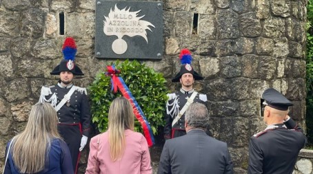 A Sant’Eufemia d’Aspromonte celebrato il 27° anniversario morte del maresciallo Azzolina Il Maresciallo Azzolina, benché colpito, estraeva prontamente la propria pistola d’ordinanza, ma, prima di poter far fuoco, veniva raggiunto da ennesimo colpo, che lo faceva cadere esanime. I due malfattori si dileguavano a bordo dell’autovettura di proprietà e nelle ore successive al delitto venivano tratti in arresto